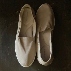 G.H. Bass & Co. tan canvas shoes, size 9M